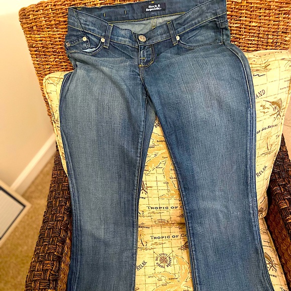 Rock & Republic Denim - Rock & Republic Roth Flare tastefully distressed women’s jeans sz 26